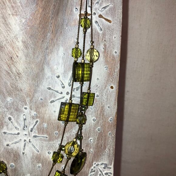 Green beaded tiered necklace, triple strand, plastic faceted beads hippie boho - Picture 4 of 6